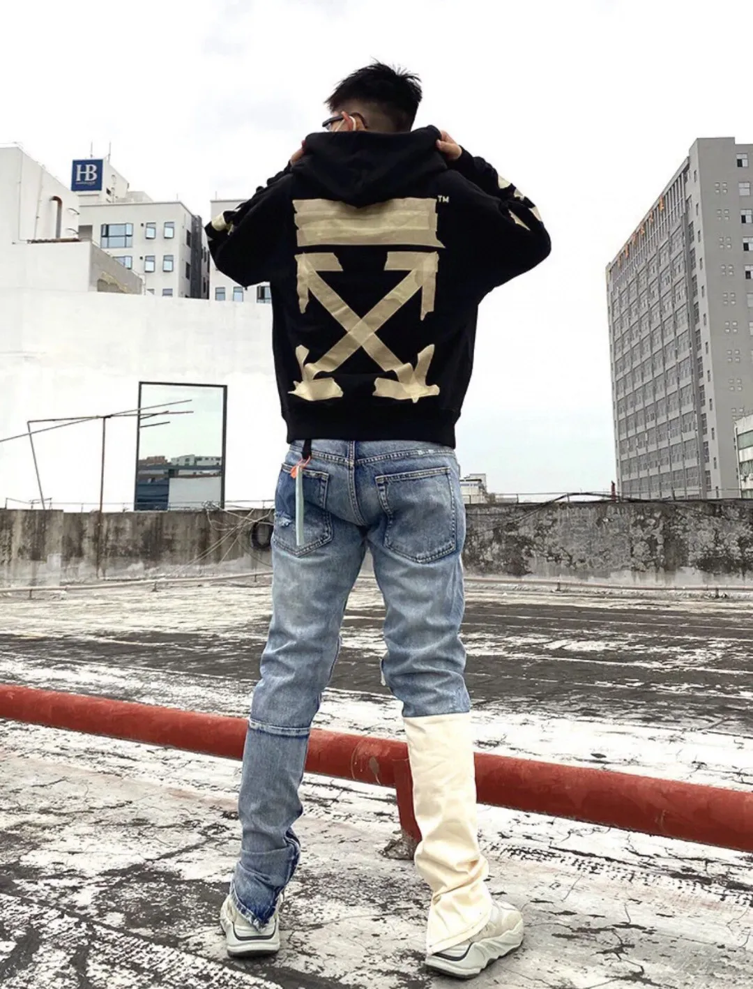 ♻️💯Upper body reference model picture❤️ Spring and Autumn style top tested version OFF WHITE OW hot stamping tape print male and female couple pure cotton loose same style pullover hooded sweatshirt The printing is done on a Japanese-owned Mimaki printing machine, with no edges or burrs. Inkjet heat transfer is hot-pressed and cold-teared, and the high temperature is 180 degrees. The front piece needs to be pressed twice (the second time requires 180kg of air pressure). The transparent fabric is anti-scratch and ironing, and the printing is fog-free. The semi-transparent tape in the front circle can reveal the part of the printing underneath. The golden printing color of the tape is not The flat color and tape printing overlap have different color depths. The wash label is also customized according to the original font. The accessories still use the full line of correct accessories. The rectangular woven collar label design is cancelled. The previous three-dimensional silicone feel font is changed to a fully woven collar label. Fluorescent fonts can be seen on the collar label. The five-link silicone hangtag, three-link washable label and zebra crossing packaging line are still the same. 480g pure cotton terry fabric, a major launch with full drape. A full set of customized accessories, one-to-one mold opening, professional ow. Size: XS-L Size chart